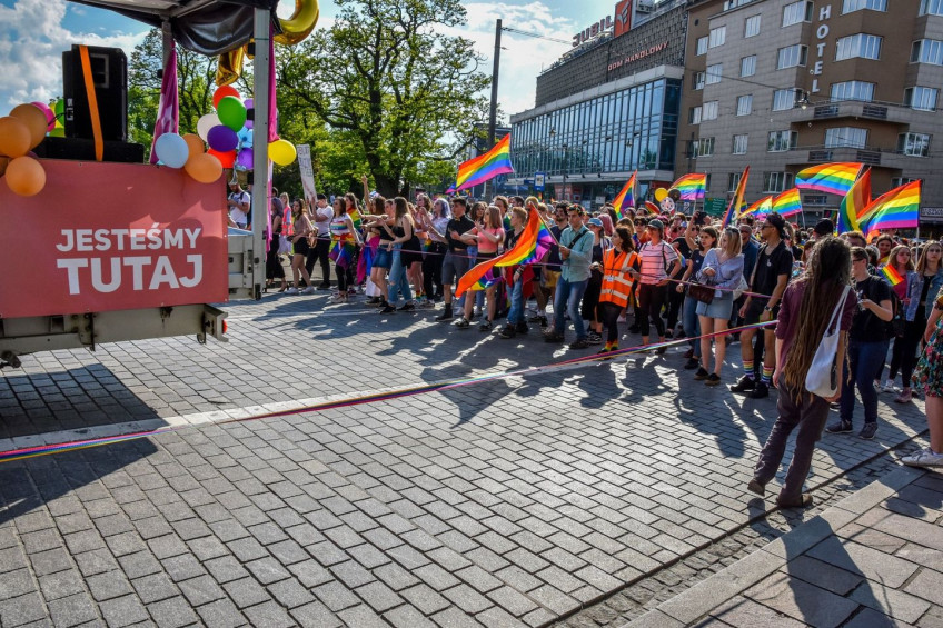 Marsz Równości w Krakowie 2020, baner Jesteśmy Tutaj / Fundacja Równość.org.pl