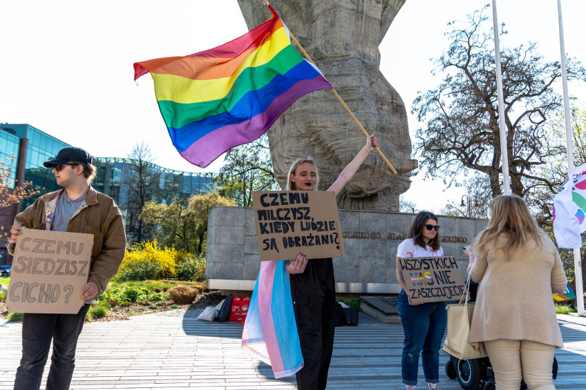Cichy protest przeciwko queerfobii w szkolnictwie i edukacji, Tęczowe Opole, kwiecień 2023 / Fundacja Równość.org.pl